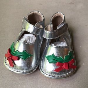 NWOT Laniecakes Metallic Silver Christmas shoes w/ Holly and red bow